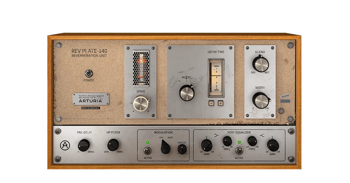 Interfaz de Arturia Rev PLATE-140 con panel de placa y preamplificador