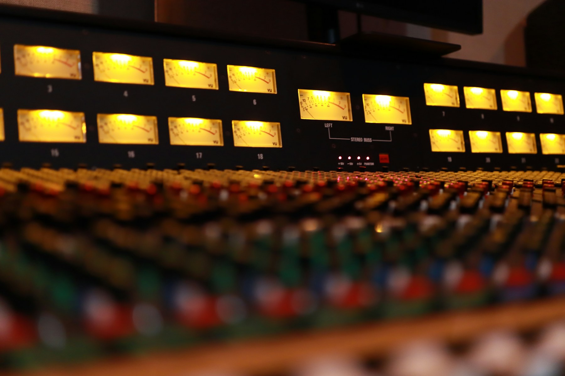 Detalle de una consola analógica de estudio