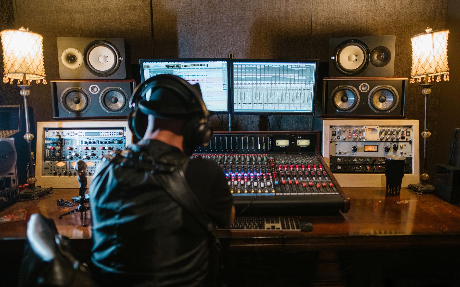 Sesión de escucha y feedback de audio en estudio