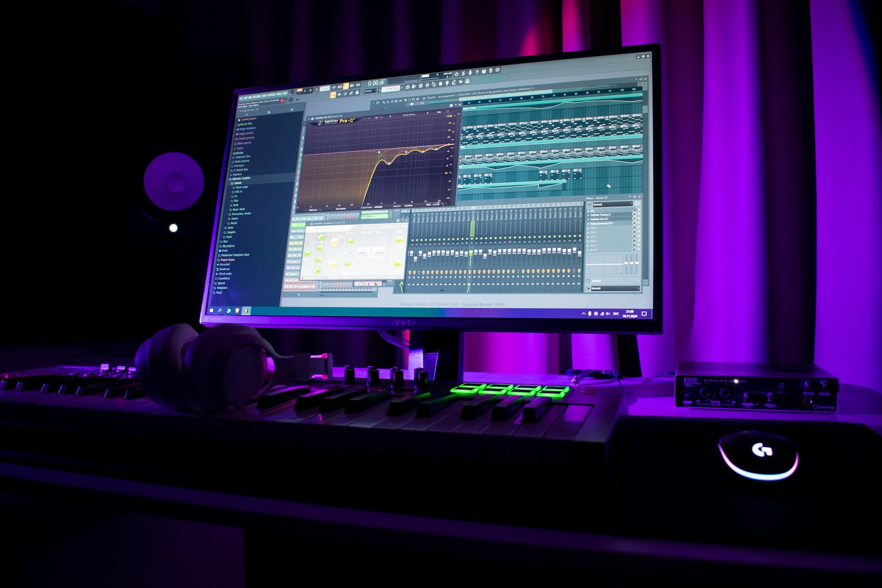 Productor trabajando en un estudio electrónico