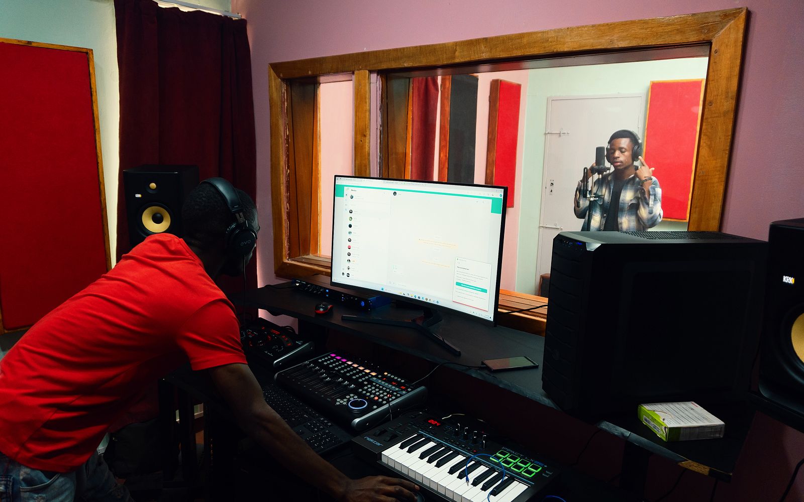 Colaboración musical durante una sesión de producción