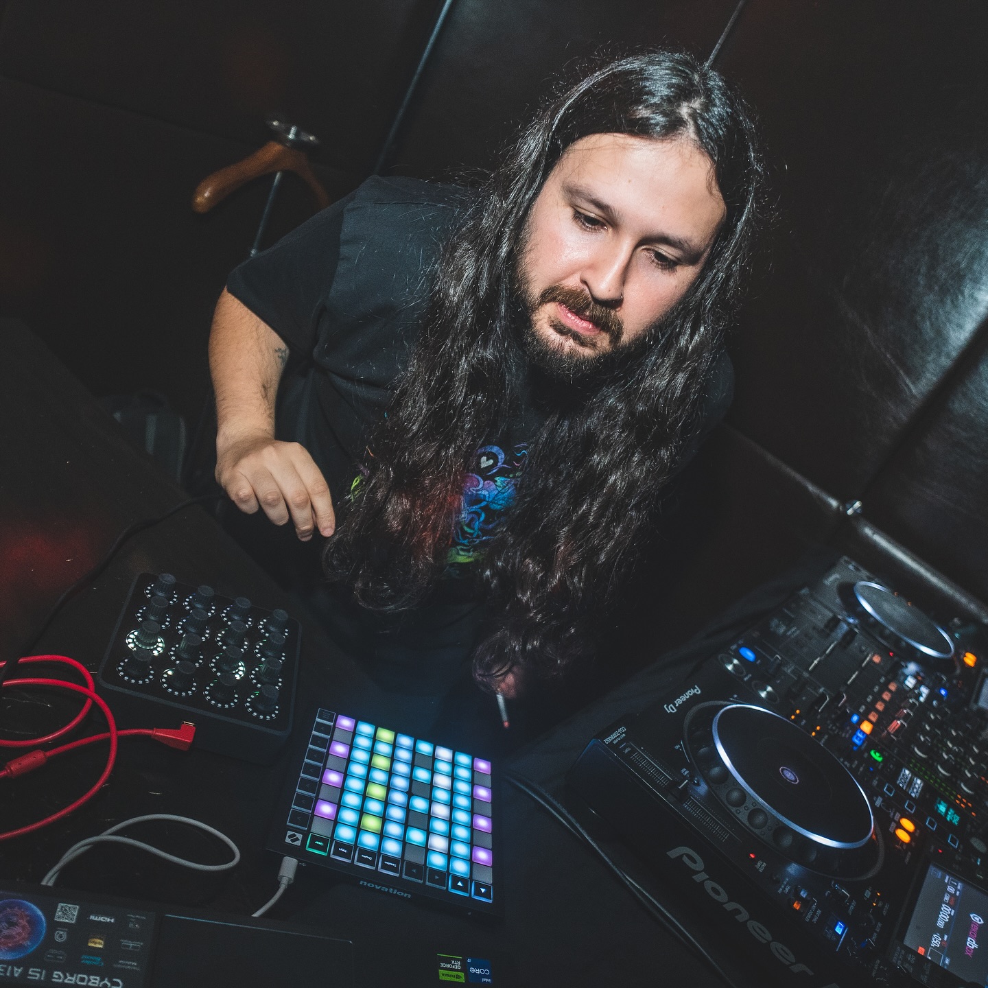 Alejandro Malatesta trabajando con equipos de producción musical