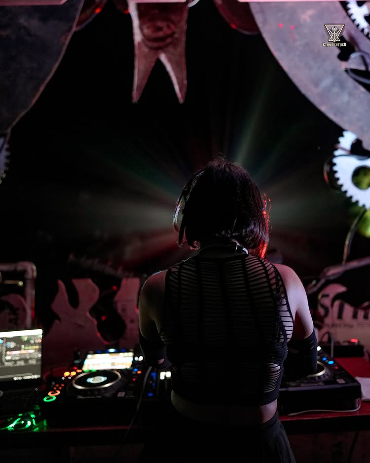 DJ Kalyeea en una cabina de festival