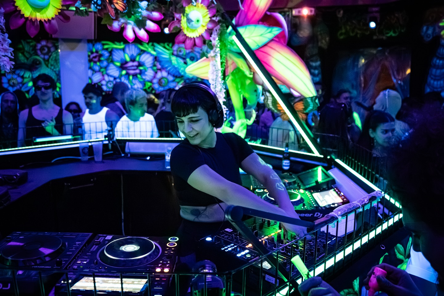 Andreea Niram actuando como DJ Kalyeea