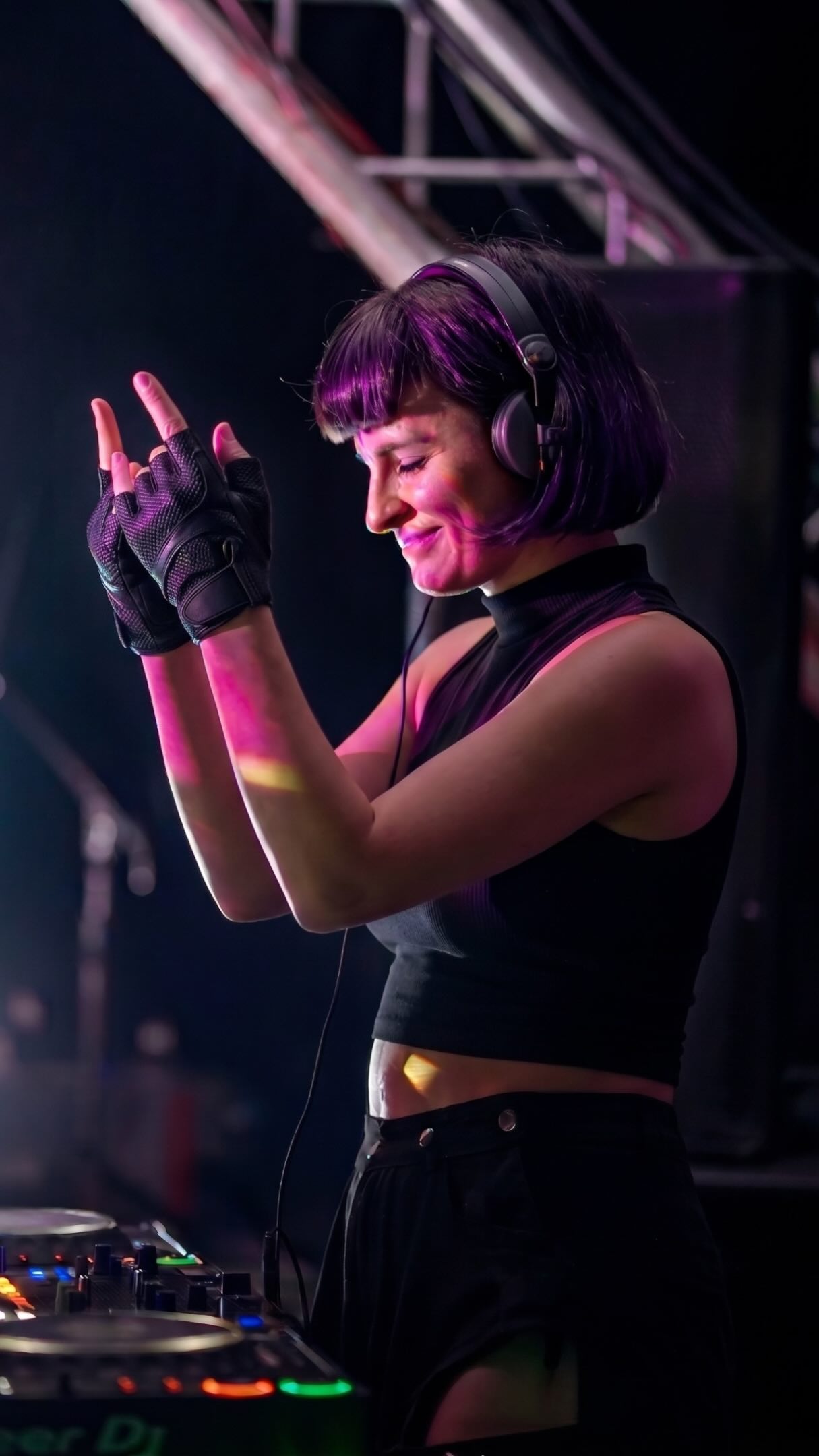 DJ Kalyeea durante una actuación en directo